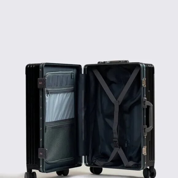 NEW IN BOX NOBL black carry on spinner luggage - Picture 4 of 15